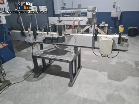 Etiquetadora automtica para botellas, tarros y envases, para etiquetas autoadhesivas.