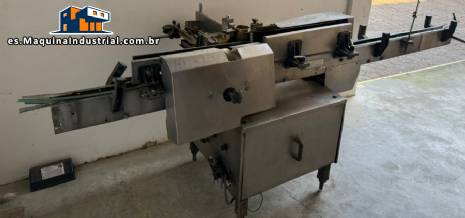 M�quina etiquetadora autom�tica Krones Rotina II para botellas y frascos de vidrio cil�ndricos.