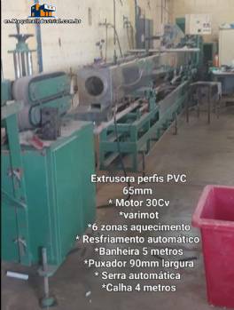 Extrusora de perfiles de PVC con husillo de 65 mm, marca Miotto.