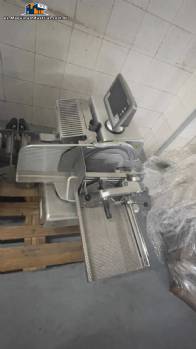 Cortadora autom�tica de acero inoxidable Bizerba para quesos, embutidos, salchichas y carnes.