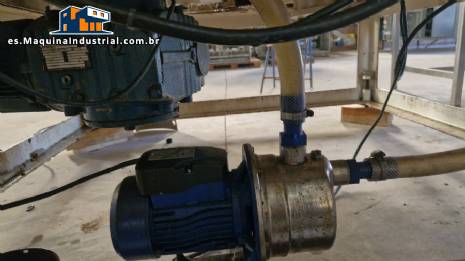 Llenadora rotativa monobloque con 12 boquillas y tapadora de rosca