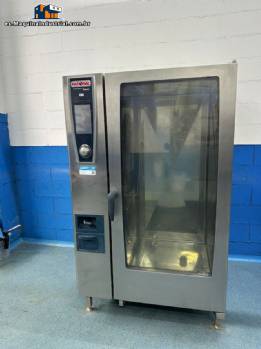 Horno combinado industrial Rational de acero inoxidable con capacidad para 20 bandejas GN 2/1 o 40 bandejas GN 1/1.