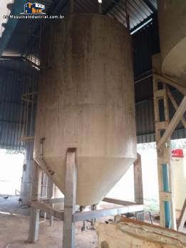 Silo de almacenamiento de grasas con una capacidad de 12 toneladas