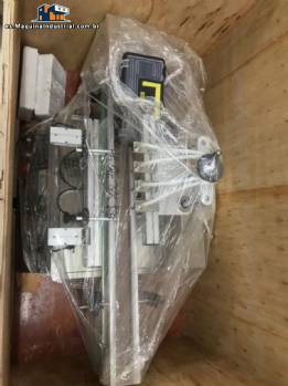 Llenadora autom�tica de acero inoxidable con 4 boquillas para l�quidos.