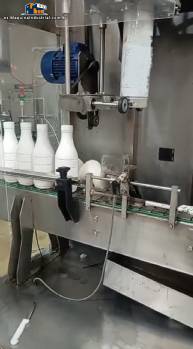 M�quina etiquetadora con t�nel de vapor para mangas y prensa de botellas