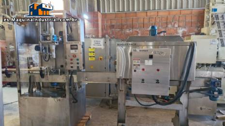 M�quina etiquetadora con t�nel de vapor para mangas y prensa de botellas