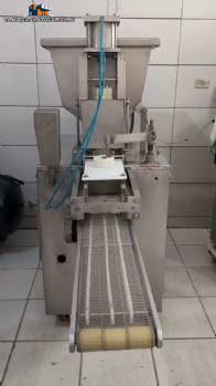 M�quina formadora de hamburguesas Sampafi de acero inoxidable, 45 unidades por minuto.