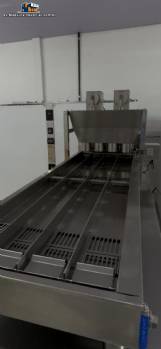 Freidora automática de acero inoxidable para donuts y profiteroles. Freidora automática de acero inoxidable para donuts y profiteroles.