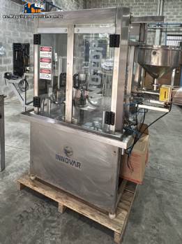 Máquina rotativa de dosificación y llenado Innovar con selladora y taponadora para frascos, vasos y botellas. Máquina rotativa de dosificación y llenado Innovar con selladora y taponadora para frascos, vasos y botellas.